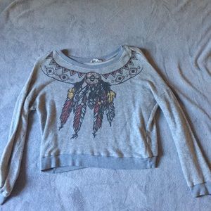 Crew neck moderately cropped sweatshirt w. design